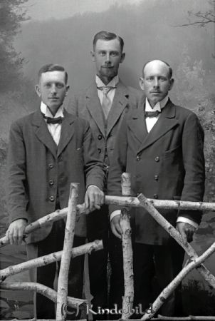 Hugo Svensson Hägerstad
godj
Hugo Svensson Hägerstad
Grupporträtt med tre män
Nyckelord: Svensson Hägerstad