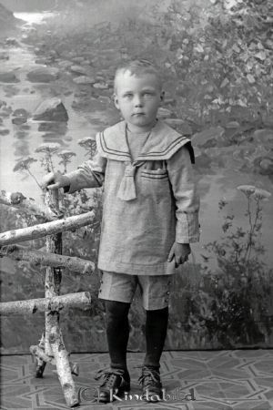 Olle Jakobsson Nilsborg
Olle Jakobsson Nilsborg. Gift med en flicka från Örnsgänge. Olles pappa var resande för "Sveaband". Olle hade 2 systrar (en av dem hette Astrid).
Nyckelord: Jakobsson Nilsborg