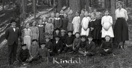 Skolklass  med tjugonio  elever en lärare och en lärarinna  i landskap
godj
Skolklass  med tjugonio  elever (sjutton flickor och tolv pojkar) en lärare och en lärarinna  i landskap
Nyckelord: Skolklass landskap