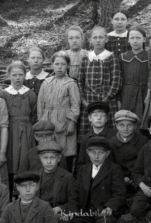Del av grupporträtt på skolklass med sex pojkar och sju flickor
godj
Del av grupporträtt på skolklass med  sex pojkar och sju flickor
Nyckelord: Del av grupporträtt