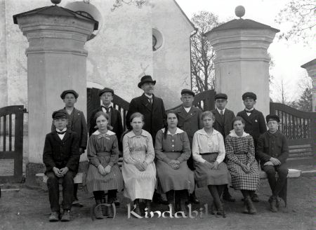Skolklass  med tolv elever (fem flickor och sju pojkar) och en lärare ( prästen Manneberg)
godj
Skolklass  med tolv elever (fem flickor och sju pojkar) och en lärare 
( prästen Manneberg) vid porten till Västra Eneby kyrka
Nyckelord: Skolklass
