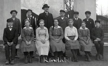 Skolklass  med tolv elever (fem flickor och sju pojkar) och en lärare ( prästen Manneberg)
godj
Skolklass  med tolv elever (fem flickor och sju pojkar) och en lärare
 ( prästen Manneberg) vid porten till Västra Eneby kyrka
Nyckelord: Skolklass