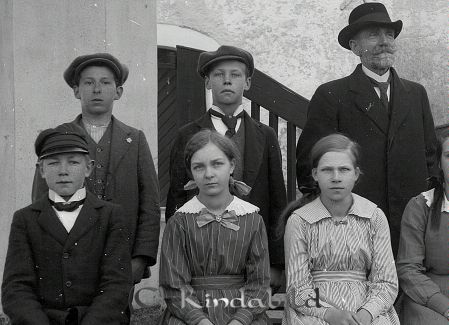 Del av grupporträtt på skolklass med  tre pojkar  två flickor och en lärare
godj
Del av grupporträtt på skolklass med  tre pojkar  två flickor och en lärare
(prästen Manneberg) vid porten till Västra Eneby kyrka
Nyckelord: Del av grupporträtt