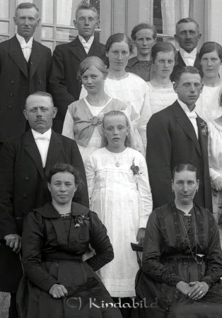 Grupporträtt med fem män och åtta kvinnor från bröllopsporträtt
godj
Grupporträtt med fem män och åtta kvinnor från bröllopsporträtt
Nyckelord: Grupporträtt