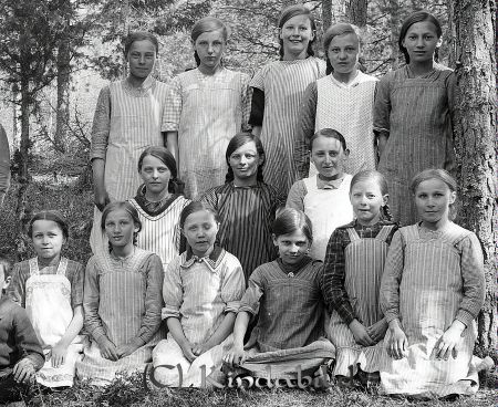Skolklass  i Landskap med  fjorton flickor
godj
Skolklass  i Landskap med  fjorton flickor 
Nyckelord: Skolklass Landskap