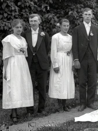 Grupporträtt med två män och två kvinnor
godj
Grupporträtt med två män och två kvinnor 

raja
Fr.v. Edit och Karl Eriksson, Horn. (Anna och John Andersson, Brunebo, Horn ?) 
Källa: Tommy Karlsson
Nyckelord: Grupporträtt