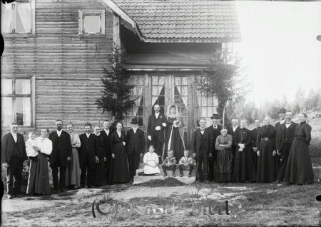 A J Larsson Salfvarp Tidersrum
godj
Bröllopsporträtt med brudpar och 23 personer framför hus
Vigsel: 1919-09-06 Kisa
Frans Enock Fabian Larsson (1883�??1969) Salvarp, Tidersrum,  Lantbrukare och Annie Josefina Larsson Bruzell (1893-1957) Hemdotter i Solbacka Kisa Prästgård.
Se bild: Stahre �?? 9442
Nils Rickard född 1914 i Gladhammar
Karl Erling Wego född 1920 i Tidersrum
Bror Erik Gunnar född 1921 i Tidersrum
Gösta Holger Ingemar född 1923 i Tidersrum
Alice Gunhild Linne född 1927 i Tidersrum
Ragnar Artur Linné född 1929 i Tidersrum
Nyckelord: Salfvarp Salvarp Bruzell Larsson Tidersrum