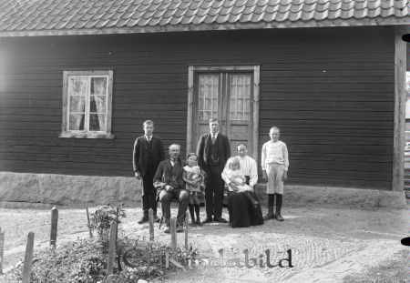 Grupporträtt med en kvinna tre män  och tre barn framför hus
godj
Grupporträtt med en kvinna tre män  och tre barn framför hus
Nyckelord: Grupporträtt