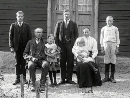Grupporträtt med en kvinna tre män  och tre barn framför hus
godj
Grupporträtt med en kvinna tre män  och tre barn framför hus
Nyckelord: Grupporträtt