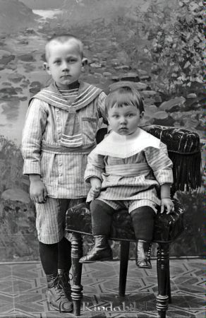 Frida Jakobsson Lottendal
godj
Frida Jakobsson Lottendal
Grupporträtt med två barn

raja
Den minste är Werner Jakobsson född 1917 och den större Gunnar Jakobsson född 1912. 
Källa: Gerd Pettersson 

Nyckelord: Jakobsson Lottendal