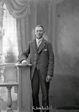 David Axelsson Västersum Hägerstad
godj
David Axelsson Västersum Hägerstad
född 1902 i Kättilstad
Gift 1948 med Iris Viktoria Karlsson född 1911 i Fivelstad
Barn; Christer född 19490121
Margareta född 19500909
Familjen bodde i Ängstugan Kättilstad
Nyckelord: Axelsson Västersum