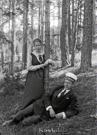 Gunnar Pettersson Tidersrum
godj
Gunnar Pettersson Tidersrum
Grupporträtt med en man och en kvinna i skog
Nyckelord: Pettersson Tidersrum
