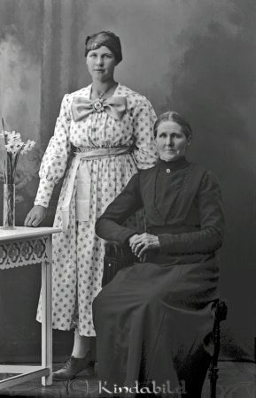 Helga Samuelsson Bastviken Ulrika
godj
Helga Samuelsson Bastviken Ulrika
Grupporträtt med två kvinnor

raja
Helga Maria Samuelsson född 1901 i Ulrika, dotter till Samuel Fredrik Andersson född 1844 i Kisa och Matilda Kristina Karlsdotter född 1857 i Ulrika.
På bilden kan vara mor eller syster vara med?
Familjen bodde i Bastviken under Kottebo.
Källa: Familjer och Gårdar i Ulrika. 
Källa: Gerd Pettersson

Nyckelord: Samuelsson Bastviken