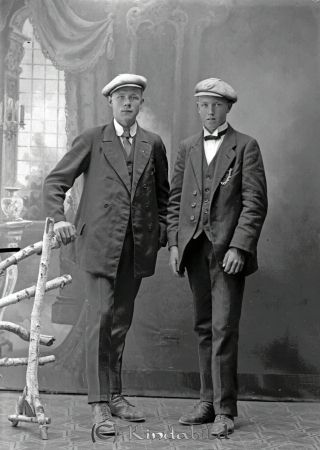 Pettersson & Andersson Malexander
godj
Pettersson & Andersson Malexander
Grupporträtt på två män
Nyckelord: Pettersson och Andersson