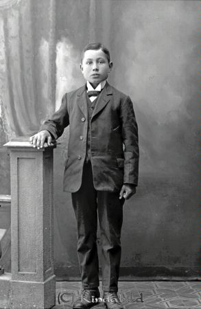 Holger Asp Dansbo
godj
Holger Asp Dansbo

raja
Holger Asp född 1904. Son till Johan Asp född 1873 och Hulda Karolina Nilsson född 1878, död 1929.
Familjen bodde i Dansbo till 1928 och flyttade sedan till torpet Långdalen under Dansbo �?stergård.
Källa: "Gårdar och Torp i Västra Eneby" 
Källa: Gerd Pettersson

Nyckelord: Asp Dansbo