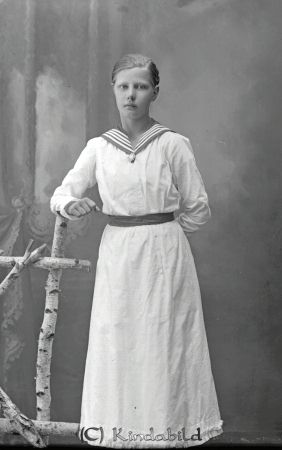 Edith Ragnar Högtomta Kisa
godj
Edith Ragnar Högtomta Kisa

raja
Edit Anna Viktoria Ragnar född 1902 i Hägerstad dotter till Anders Johan Ragnar och Karolina Albertina Storm.
gepe
Karolina Storm kom från Ekelid Oppeby, där hennes far var knekt före Wik.

Källa: SVAR Folkräkning 1910 
Källa: Gerd Pettersson 

Nyckelord: Ragnar Högtomta
