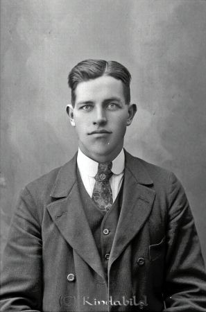 Karl Gustafsson Axhult   "Kalle Bellman"   Legendarisk skidåkare och orienterare
1918. Karl Gustafsson Axhult   "Kalle Bellman"   1894-1929. Bodde till 1915 i Vindberget under Vinstorp flyttade sedan till Gäddefall under Axhult i Västra Eneby. Legendarisk skidåkare och orienterare. Tävlade för Kisa Skidklubb. Drunknade i sjön Juttern. "Mor Kristin" var hans mor.
Nyckelord: Gustafsson Axhult