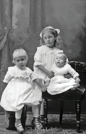 Karl Isaksson Årteryd Hägerstad
godj
Karl Isaksson Årteryd Hägerstad
Grupporträtt med tre barn

raja
Barn till Karl och Gunhild Isaksson; Ingrid , Birgit och Karin
Källa: Sv Gods och Gårdar 
Källa: Gerd Pettersson

Nyckelord: Karl Isaksson Årteryd Hägerstad