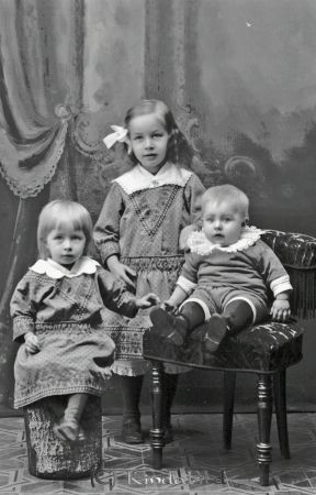 Karl Eriksson Dymle Björkfors
godj
Karl Eriksson Dymle Björkfors
Grupporträtt med tre barn

raja
Hildur, Mildred och Oskar Eriksson.
Oskar Eriksson blev arrendator till Utdala gård. 
Källa: Gerd Pettersson

Nyckelord: Eriksson Dymle