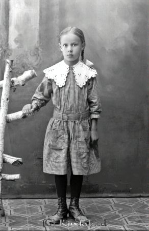 Oskar Nilsson Rangkulla Kisa
godj
Oskar Nilsson Rangkulla Kisa

raja
Detta måste vara en dotter till Oskar och Maria Nilsson, Rangkulla, Västra Eneby. Bilden är tagen 1918.
Det kan vara dotterna Anna, född 1910-03-01, eller
dottern Karin, född 1913-01-28 eller möjligen. 
dotterna Elsa, född 1915-02-14.
Det bör således vara en av mina fastrar.
Källa: Staffan Edstrand

Nyckelord: Nilsson Rangkulla