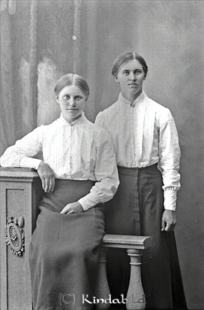 Sjöstrand
godj
Sjöstrand
Gerda Sjöstrand Lindhylta Kisa
Grupporträtt med två kvinnor

raja
Fr vänster Elisabet Charlotta och Gerda Maria Sjöstrand. 
Källa: Gerd Pettersson

Nyckelord: Sjöstrand