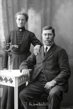 Gottfr  Andersson Kärra Björkfors
godj
Gottfr  Andersson Kärra Björkfors
Grupporträtt med en man och en kvinna

raja
Gottfrid Andersson född 1857 i Oppeby och Anna Katarina Andersdotter född 1851 i Oppeby. Vigda 1880 i Oppeby.
Källa: Kyrkoarkiv Oppeby. 
Källa: Gerd Pettersson 

Nyckelord: Andersson Kärra