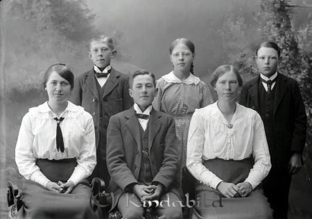 Gunnar Gustafsson Dansbo
godj
Gunnar Gustafsson Dansbo
Grupporträtt med tre män och tre kvinnor

raja
Främre raden i mitten Gunnar Gustafsson född 1899 son till arr Gustaf Elof NIlsson Bygget Dansbo. 
Källa: Gerd Pettersson

Nyckelord: Gustafsson Dansbo