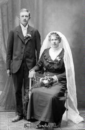 Artur Humör Målen  Norra Vi
godj
Artur Humör Målen  Norra Vi
Porträtt med brudpar

raja
Bengt Artur Humör f 1896 och Hilda Maria Andersson från Målen Norra Vi född 1896.
Källa: SVAR 
Källa: Gerd Pettersson

Nyckelord: Humör Målen
