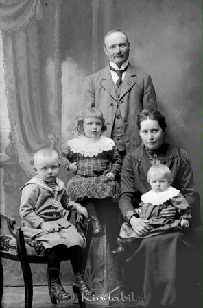 Axel Andersson Hökhult
godj
Axel Andersson Hökhult
Grupporträtt med en man en kvinna och tre barn

raja
Hilda och Axel Andersson, Oppgården, Hökhult med barnen Harry, Alice och Ingrid. 
Källa: Ann-Sofie Olovsson
Nyckelord: Andersson Hökhult