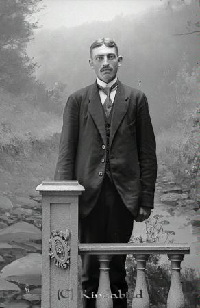 Verner Jonsson Hesselhylta Kisa
godj
Verner Jonsson Hesselhylta Kisa

raja
Verner Jonsson född 1891 i Tidersrum. Familjen flyttade till Hässlehylta och där bodde han kvar till sin död 1960. 
Källa: Gerd Pettersson

Nyckelord: Jonsson Hesselhylta