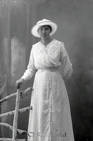 Betty Ekman Hellingeberg Mjölsefall Kisa
godj
Betty Ekman Hellingeberg Mjölsefall Kisa

raja
Betty Ekman född 1897 i Malexander. Kom 1917 som hushållerska till Karl Johan Ekman när hans hustru hade dött i samband med att det 5:e barnet hade fötts.
Källa: SVAr kyrkoarkiv Kisa 
Källa: Gerd Pettersson 

Nyckelord: Betty Ekman