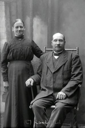 A J Karlsson Lyggestorp
godj
A J Karlsson Lyggestorp
Grupporträtt med en man och en kvinna

raja
Anders Johan Carlsson född 1862 och gift 2:a gg 1894 med Klara Matilda Andersson.
Källa: Sv gods och gårdar. 
Källa: Gerd Pettersson

Nyckelord: Karlsson Lyggestorp