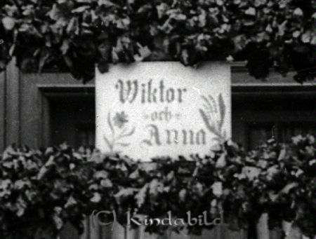 Viktor & Anna Andersson Södergården Korpklev Kisa
godj
Viktor & Anna Andersson Södergården Korpklev Kisa
Tavla vid äreport med text "Wiktor och Anna" vid bröllop

raja
Gustaf Viktor Andersson torpare från Rummingebo, Korpklev född 1889 och Anna Karolina Göransson skomakardotter från Stenstugan Bromhult, född 1892, vigdes av O Agrell den 10 aug 1918.
Källa: SVAR, Vigselbok. 
Källa: Gerd Pettersson

Nyckelord: Viktor och Anna