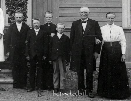 Viktor & Anna Andersson Södergården Korpklev Kisa
godj
Viktor & Anna Andersson Södergården Korpklev Kisa
Del av: Porträtt med  två män en kvinna tre barn framför hus
Nyckelord: Viktor och Anna