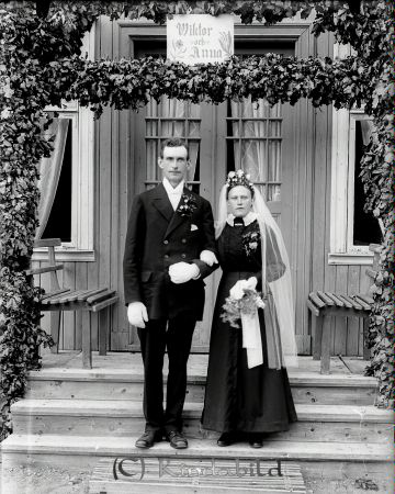 Viktor & Anna Andersson Södergården Korpklev Kisa
godj
Viktor & Anna Andersson Södergården Korpklev Kisa
Porträtt med brudpar  under äreport framför hus

raja
Gustaf Viktor Andersson född1889 i Södra Vi, gift 1918 med Anna Karolina Göransson född 1892 i Kisa. Gustaf dog 1965 och Anna 1961 i Tyrisfors Horn. 
Källa: Gerd Pettersson

Nyckelord: Viktor och Anna
