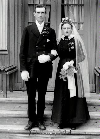 Viktor & Anna Andersson  Korpklev
godj
Viktor & Anna Andersson Södergården Korpklev Kisa
Porträtt med brudpar framför hus
Nyckelord: Viktor och Anna