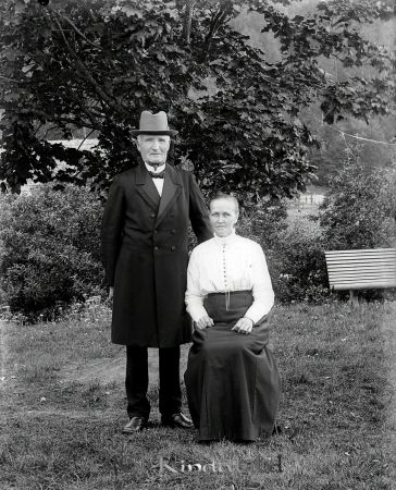 G Johansson Korpklef
godj
G Johansson Korpklef
Grupporträtt med en man och en kvinna i landskap

raja
Hemmansägare Gustaf Viktor Johansson född 1851 i Kisa, gift 1893 med Selma Lovisa Gabrielsdotter född 1871 i Djursdala.
Barn: Karl Arvid född 1894, Johan Algot Runar född 1900.
Runar gifte sig 1924 med Svea född Nysten född 1904.
Källa: Kyrkoarkiv Kisa 
Källa: Gerd Pettersson

Nyckelord: Johansson Korpklef