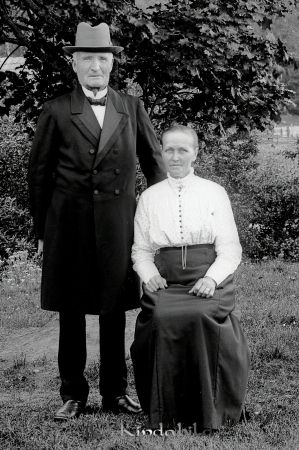 G Johansson Korpklef
godj
G Johansson Korpklef
Grupporträtt med en man och en kvinna i landskap

raja
Gustaf Viktor Johansson med hustru Selma Lovisa Gabrielsson.
Son Runar född 1900.
Källa: Sv gods och gårdar 
Källa: Gerd Pettersson

Nyckelord: Johansson Korpklef