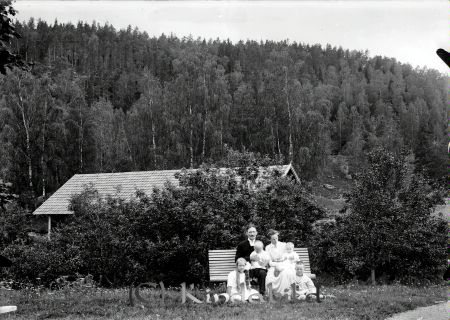 Grupporträtt  Landskap vid Korpklev
godj
Grupporträtt med en man en kvinna och fyra barn i Landskap vid Korpklev
Nyckelord: Grupporträtt Landskap
