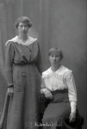 Gerda Eriksson Gulltorp
godj
Gerda Eriksson Gulltorp
Grupporträtt med två kvinnor

raja
Gerda Kristina Eriksson föd 1887 i Västra Eneby och Sigrid Karolina Eriksson född 1892 i Västra Eneby, döttrar till
hemmansägare Karl Johan Elof Eriksson född 1857 i Västra Eneby och Anna Lovis Nilsson född 1865 i Horn
Källa: Kyrkoarkiv Västra Eneby 
Källa: Gerd Pettersson

Nyckelord: Eriksson Gulltorp