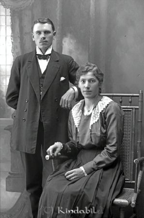 Carl Johansson Fyllingsbo
godj
Carl Johansson Fyllingsbo
Grupporträtt med en man och en kvinna

raja
Carl Johansson med hustru Edith född Dahlgren
Källa: Sune Holgersson (Arne Dahlgren) 
Nyckelord: Johansson Fyllingsbo