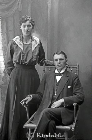 Carl Johansson Fyllingsbo
godj
Carl Johansson Fyllingsbo
Grupporträtt med en man och en kvinna

raja
Edith Lovisa Johansson född Dahlgren 29 juni 1891 med make Carl Johansson.
Källa: Sune Holgersson (Arne Dahlgren, Åtvidaberg) 
Nyckelord: Johansson Fyllingsbo