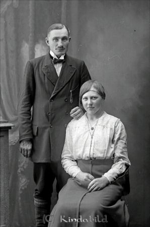 Petrus Karlsson Söderhult Verveln
godj
Petrus Karlsson Söderhult Verveln
Grupporträtt med en man och en kvinna

raja
Petrus Karlsson född 1888 i Svinhult och Erin Jenny Maria Karlsson född 1900 i Tidersrum.
Källa: SVAR Kyrkoarkiv Tidersrum 
Källa: Gerd Pettersson 

Nyckelord: Karlsson Söderhult