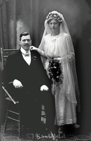 Konstantin  Alm  Nedre Vånga Oppeby
godj
porträtt med brudpar
gepe
Konstantin Alm  Nedre Vånga Oppeby och Ida Matilda Johansson född 1898 i �?vre Vånga, Hägerstad vigdes den 1 sept 1918.
Källa: SVAR SCB-utdrag vigsel
Nyckelord: Konstantin Alm