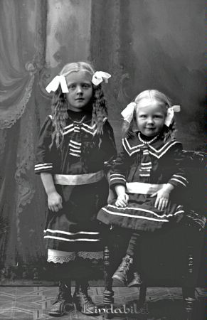 Karl Kron Adlerskog Kisa
godj
Karl Kron Adlerskog Kisa
Grupporträtt med två barn

raja
Flickorna är Anna Viola Elisabet född 1911 och Karin Amalia Viktoria född 1916, döttrar till statdrängen Karl Oskar Kron född 1880 i Pelarne från Sjötorp Adlerskog. Den äldsta flickan var född i föregående äktenskap och mor till den yngre flickan är Emma Amalia Pettersson född 1892 i Oppeby.
Källa: Kyrkoarkiv Västra Eneby 
Källa: Gerd Pettersson 

Nyckelord: Kron Adlerskog