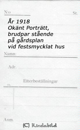 Okänt porträtt med brudpar stående på gårdsplan vid festsmyckat hus
Porträtt med brudpar under äreport framför hus
Nyckelord: Bröllopsporträtt