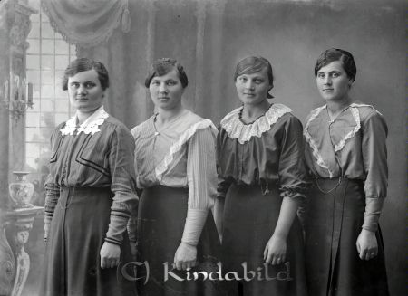 Sigrid Pettersson Killingevid
godj
Sigrid Pettersson Killingevid
Grupporträtt med fyra kvinnor; Sigrid Längst till höger, Astrid nummer tre från vänster.
Nyckelord: Pettersson Killingevid