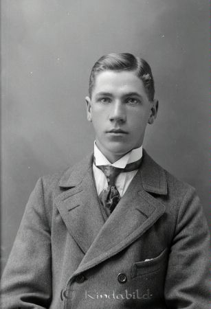 Paul Dahlgren Jonsbo Horn
godj
Paul Dahlgren Jonsbo Horn

raja
Paul Dahlgren Jonsbo Horn född 31/5 1898 som nummer 4 i en syskonskara om 9 barn till Lovisa och Arvid Dahlgren. 
Paul var bosatt i Kisa där han avled 15/5 1986. 
Källa: Sune Holgersson

Nyckelord: Dahlgren Jonsbo