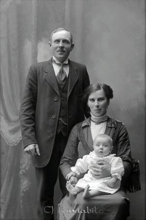 Aug Larsson Ennesbotorp Verveln
godj
August Larsson Ennesbotorp Verveln gift med Hilda
Grupporträtt av August och Hilda Larsson med sonen Karl-Erik Svensson. Barnen fick namnet Svensson.
Barnen till August och Hilda: Karl-Erik, Maj-Britt och Gösta Svensson.Karl-Erik gm Aina fick barnen Per och Jan, Maj-Britt gm Sigvard fick barnen Lars-Åke och Inger, Gösta gm Barbro fick barnet Anne. August och HIlda köpte och brukade sedermera Nedre Killingevid, Västra Eneby. 

LaSa 20231219: Enligt Per "Pelle" Svensson-Borrud heter Göstas dotter Ann.
Nyckelord: Larsson Ennesbotorp