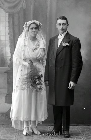 Algot Pettersson Kisa
godj
Porträtt med brudpar

raja
Ester och Algot Pettersson. Ester dotter till Hulda och Axel Andersson, Kisa. Ester kusin med Oskar Pettersson, Kuvehult 
Källa: anna helldorff
Nyckelord: Algot Pettersson